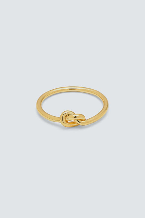 Zarter Love Knot Ring vergoldet von LULU auf weißem Hintergrund