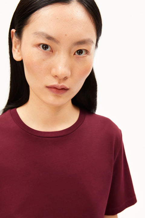 Lualaa T-Shirt ARMEDANGELS Velvet Red, Frontansicht Regular Fit, weinroter Rundhalsausschnitt, sauber verarbeitete Säume