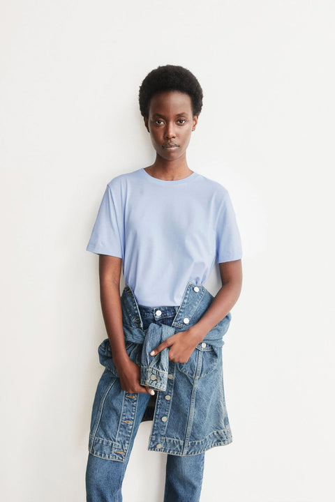 Lualaa T-Shirt in Soft Blue von ARMEDANGELS, Model in Frontalansicht mit Jeans kombiniert