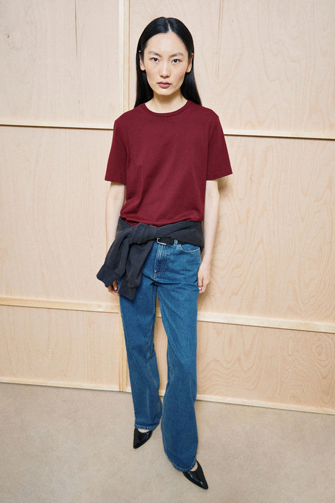 ARMEDANGELS Lualaa T-Shirt in Rot, Model in Frontalansicht mit Jeans kombiniert