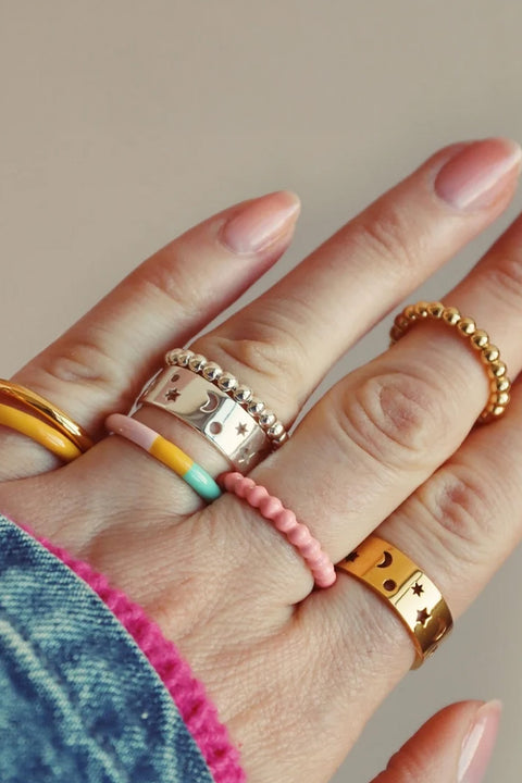 Double Color Ring Wild Lime Purple Harvest LULU Copenhagen, mit anderen Ringen kombiniert, kontrastreicher Farbakzent am Finger