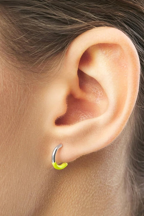 Color Hoop Half Dip LULU Copenhagen Lime – Detailansicht handgemischte Lime-Emaille auf versilbertem Messing, E-Coating Oberfläche