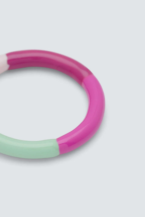 Color Ring Quatro LULU Copenhagen Pink Sunset – Detailansicht vier harmonische Emaille-Farben auf recyceltem Messing, Handarbeit sichtbar