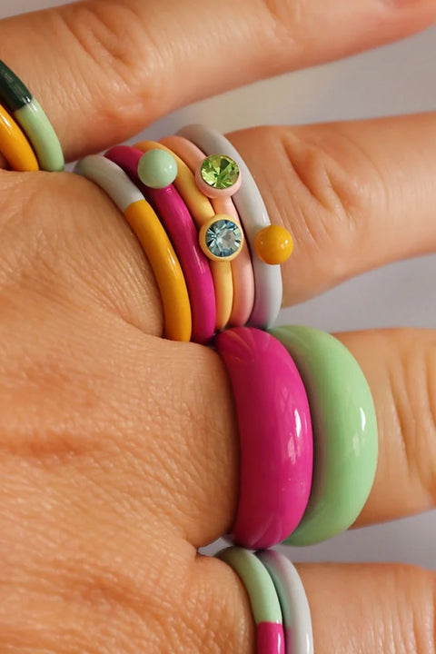 Color Ring Crystal LULU Copenhagen, beide Varianten Soft Yellow und Silk Light Pink nebeneinander, Emaille mit Kristall-Akzent