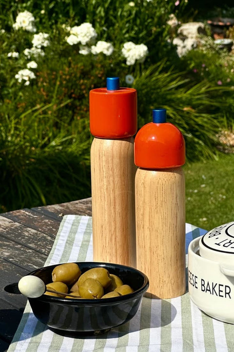 MÆGEN Salz- und Pfeffermühlen Orange & Blau in mittelgroßer und großer Version nebeneinander
