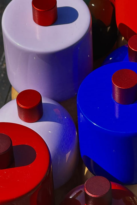 MÆGEN Tableware Collection – Salz- und Pfeffermühlen in Flieder & Rot, Orange & Blau und Marineblau & Rot
