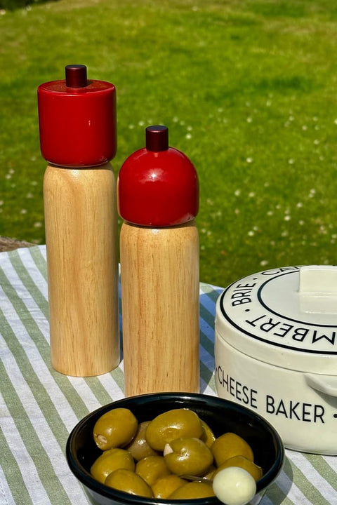 MÆGEN Salz- und Pfeffermühle Rot, auf gedecktem Tisch als Blickfang, 21,5 cm hoch, lebendiges Rot auf natürlichem Holz