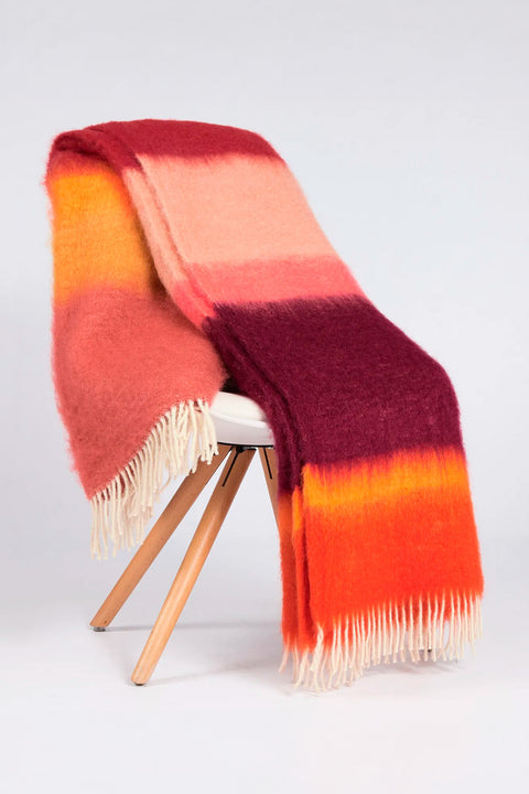 Matisse M-16 Wohndecke von Mantas Ezcaray in Rot, Orange, Rosa und Pflaume