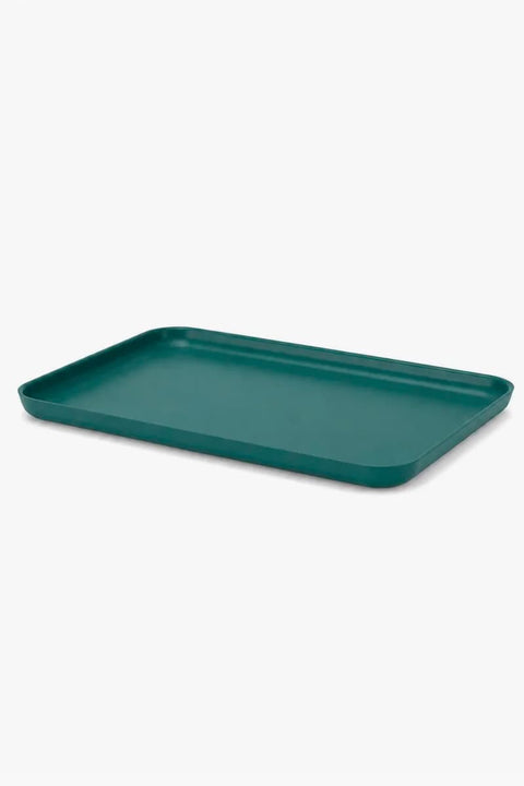 Medium Serving Tray Blue Abyss EKOBO, mit Gläsern und Snacks befüllt, hoher Rand verhindert Verrutschen, wiederverwendbar