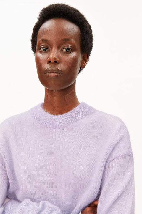 Mohair-Mix Strickpullover ARMEDANGELS Moonlit Lilac, Frontansicht locker fallende Silhouette mit Rundhalsausschnitt in Hell-Lila