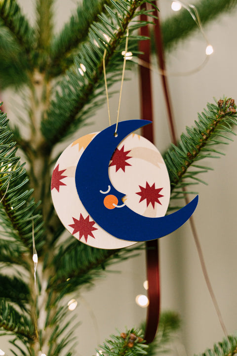 Dekoanhänger Mond milin, am Weihnachtsbaum hängend, buntes Mond-Motiv aus Holz im Adventslicht