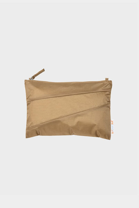 The New Pouch Mono Camel Medium von Susan Bijl, 29 x 19 cm, wasserdichtes recyceltes Ripstop-Nylon, YKK-Reißverschluss