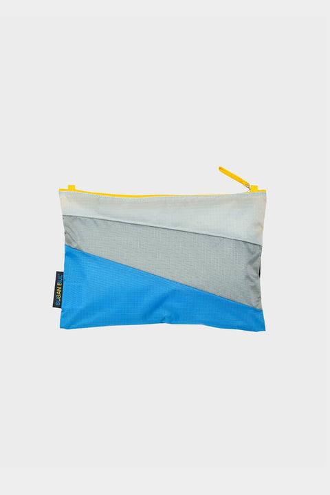 The New Pouch Multi Black Medium Susan Bijl, Rückseite, diagonale Farbflächen in Hellgrau, Grau und leuchtendem Blau