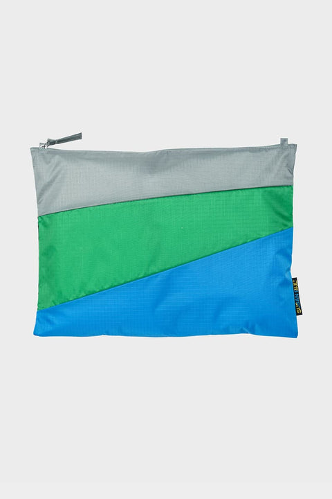 The New Pouch Multi Wena Large von Susan Bijl, Vorderseite, diagonale Farbflächen in Grau, leuchtendem Grün und leuchtendem Blau, grauer YKK-Reißverschluss
