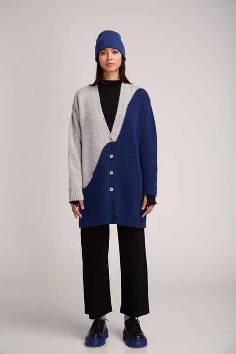 Zweifarbiger Abi Cardigan aus nachhaltigen Materialien in Grau-Blau