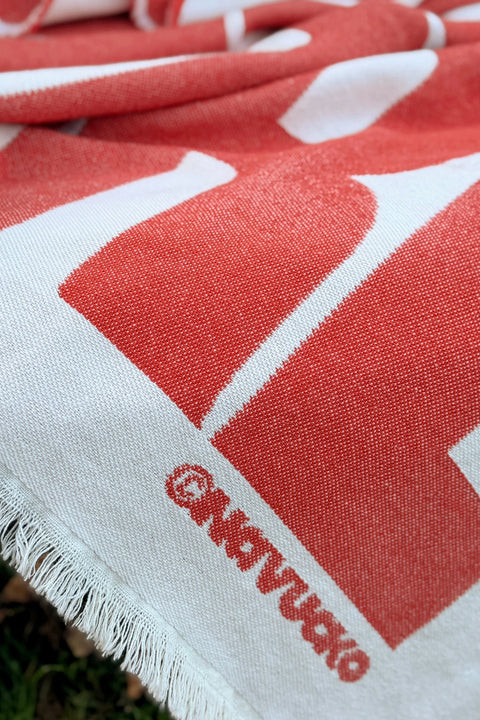 Baumwoll-Decke AMORE NAVUCKO Weiß/Rot, zusammengefaltet, charakterstarkes Design