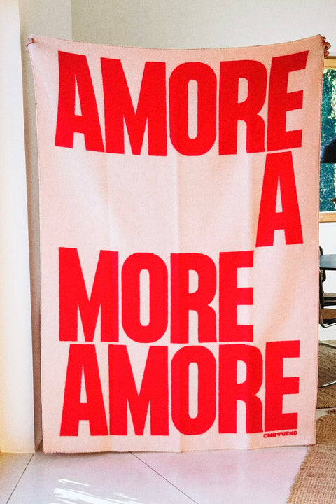 NAVUCKO Wolldecke AMORE in Weiß/Rot, an der Wand drapiert
