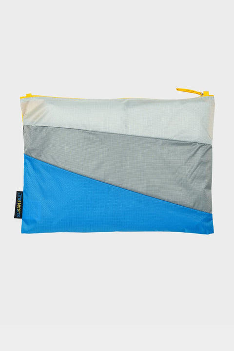 The New Pouch Multi Black Large Susan Bijl, Rückseite, drei diagonale Farbflächen in Hellgrau, Grau und leuchtendem Blau