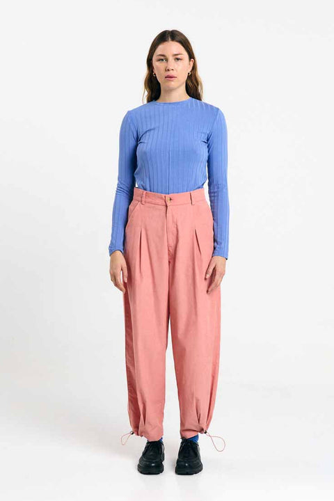 Nine Pants Pink von SUITE13LAB, Balloon-Leg-Hose aus Bio-Baumwoll-Mikrocord in Pink, Frontfalten, verstellbare Zugbandsäume, GOTS