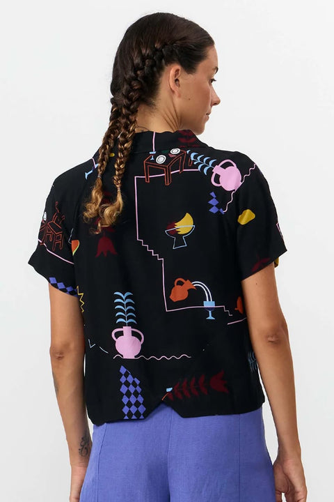 Nyasa Shirt Suite13Lab – Detailansicht Kragen und Knopfleiste, 100 % LIVAECO Viskose, Schwarz