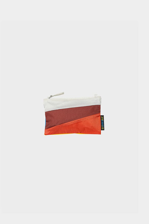 The New Pouch Multi Oxyde Small von Susan Bijl, Vorderseite, diagonale Farbflächen in Cremeweiß, Dunkelrot und Orange, weißer YKK-Reißverschluss