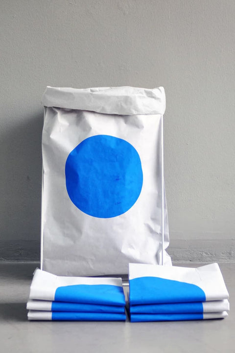 Großer Papiersack mit blauem Punkt von kolor