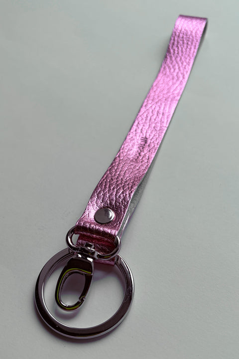 Papoutsi Schlüsselanhänger LANG Metallic-Rosa – Nahaufnahme Rindleder mit geprägtem Logo