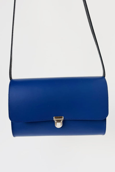 Große Brottasche Large von papoutsi in Dunkelblau, Crossbody-Tasche aus Rindsleder, verstellbarer Tragegurt, Metallverschluss