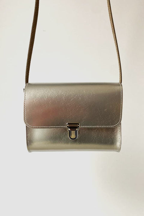 Brottasche aus Naturleder in Metallic-Silber von Papoutsi