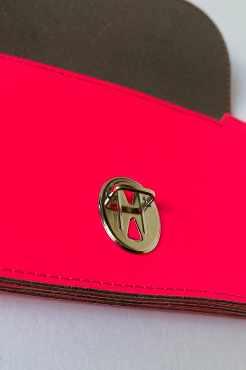 Detailaufnahme der handgefertigten "BORSA" Geldbeutel