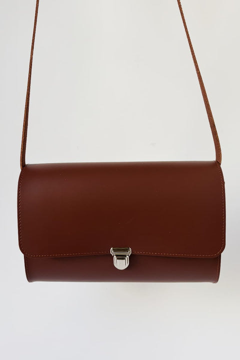 Große Brottasche Large von papoutsi in Braun, Crossbody-Tasche aus Rindsleder, stabiler Metallverschluss, verstellbarer Tragegurt