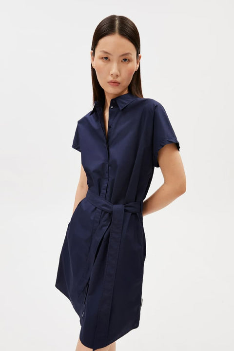 Poplin Larisaana Blouse von ARMEDANGELS in Tinted Navy, Relaxed Fit, Hemdkragen, Kurzarm, knielanges Schnittbild