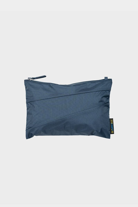 The New Pouch Mono Tornado Medium von Susan Bijl, 29 x 19 cm, wasserdichtes recyceltes Ripstop-Nylon, YKK-Reißverschluss