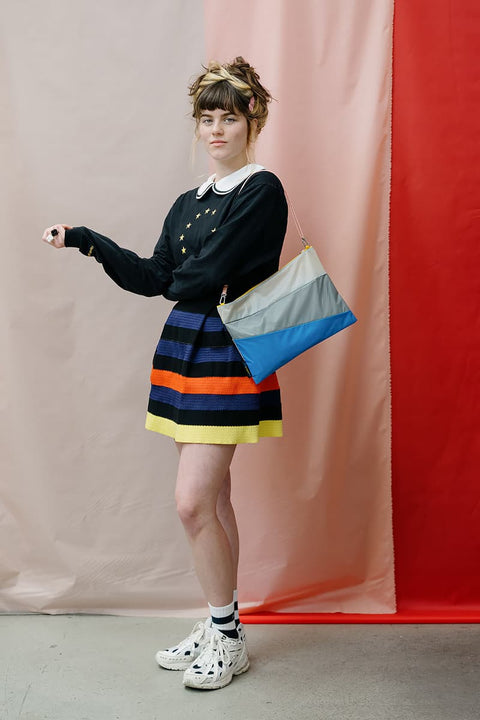 The New Pouch Multi Black Large Susan Bijl, als Crossbody mit The New Strap getragen, PFAS-freies recyceltes Nylon