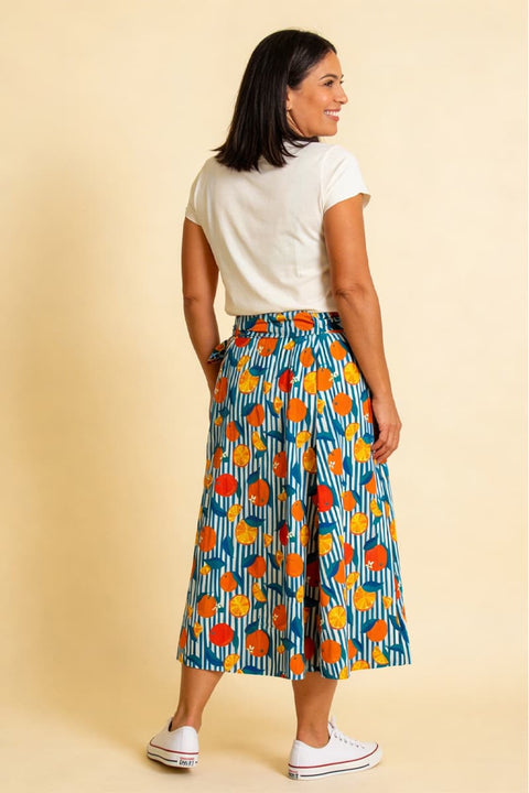 Suzi Skirt in Oranges Pretty Vacant, Bewegungsansicht weite A-Linien-Silhouette, wadenlange Länge