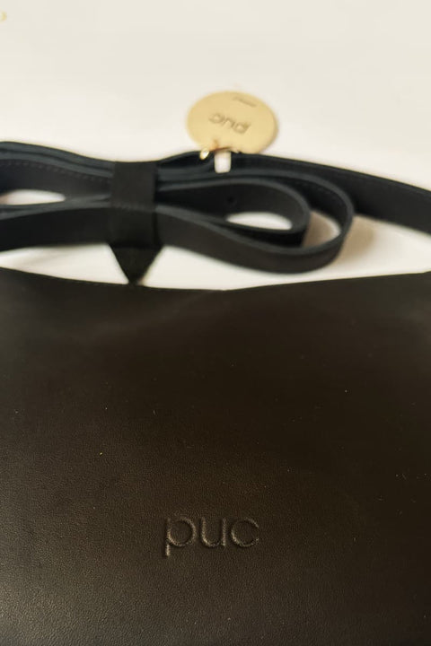 Detailaufnahme der Moonwalk 2.0 Tasche aus mattem Rindsleder in Schwarz