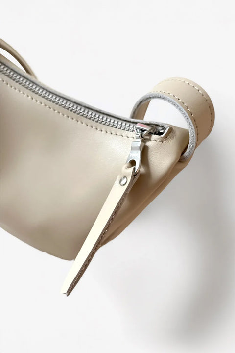 Runde Ledertasche Moonwalk S in Creme