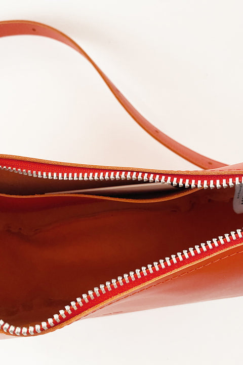Detailaufnahme der Sunset Orange Moowalk S Tasche von puc, zeigt die hochwertige Verarbeitung und Innenfächer