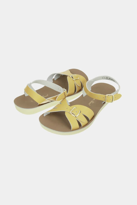 Boardwalk Sandale Salt-Water Sandals Butter Yellow – Detailansicht Frontschnalle und cremiges Buttergelb-Leder
