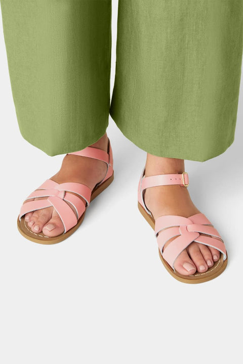 Original Sandale Salt-Water Sandals Pink – Detailansicht geflochtenes Leder und charakteristisches Frontdesign in Candy-Pink