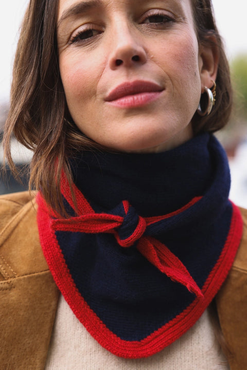 Colette Schal SO FAMILY Marineblau Rot – Detailansicht geschmeidige Kaschmir-Wolle-Textur in tiefem Blau und leuchtendem Rot