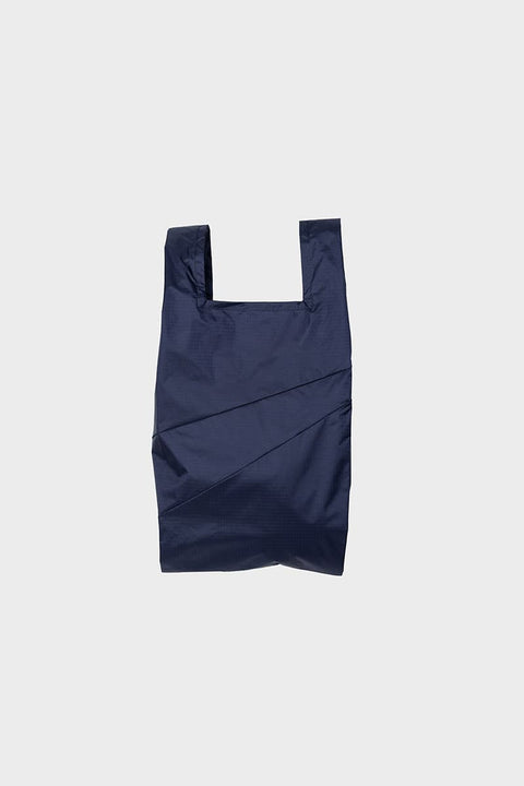 The New Shopping Bag Mono Water Small von Susan Bijl in Dunkelblau, 18 x 38,5 x 10 cm, 3,5 L, wasserdichtes recyceltes Ripstop-Nylon