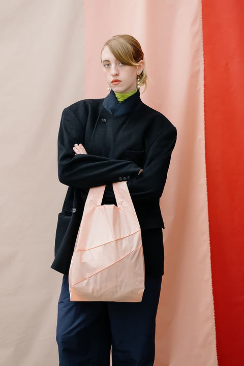 The New Shopping Bag Mono Tone Medium Susan Bijl Hellrosa – Detailansicht Bluesign® Ripstop-Nylon, faltbar, PFAS-frei