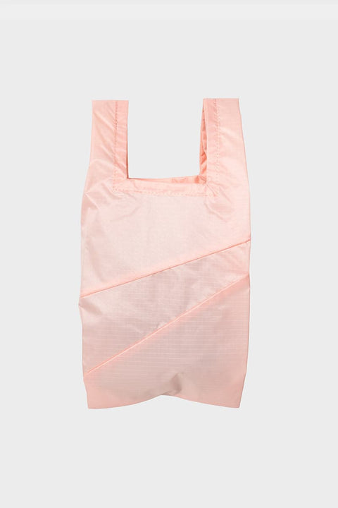 The New Shopping Bag Mono Tone Medium Susan Bijl in Hellrosa, zusammengefaltet, kompaktes Format, alltagstauglich