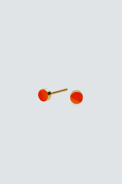 Kleine klassische SIGN-Ohrstecker mit fluoreszierendem Orange Emaille-Finish und vergoldetem Sterlingsilber