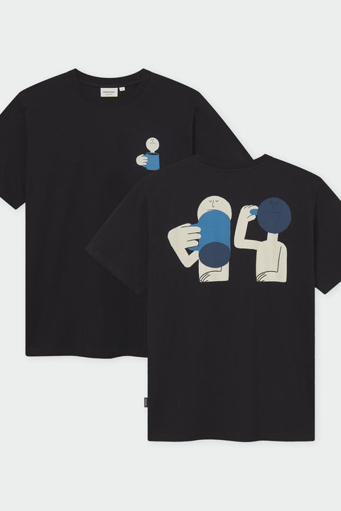 T-Shirt Stockholm Smile Cup Black von Dedicated, Regular Fit, Rundhals, schwarzes Bio-Baumwoll-T-Shirt mit lächelnder Tasse auf der Brust