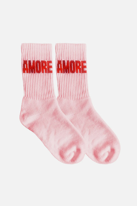 Socken AMORE NAVUCKO Rosa Rot – Detailansicht rotes AMORE-Motiv auf rosafarbenem Socken, weicher Bio-Baumwoll-Strick