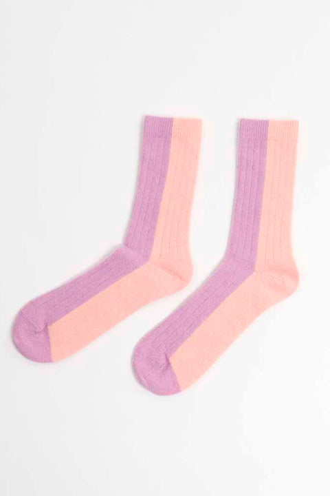 Detailansicht des zweifarbigen Strickmusters der Bicolor Socks Peach