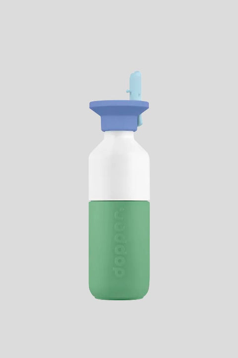 Dopper Steel Fresh Green Flip Straw – Detailansicht Flip Straw Deckel geöffnet, einhändiges Trinksystem in Grün