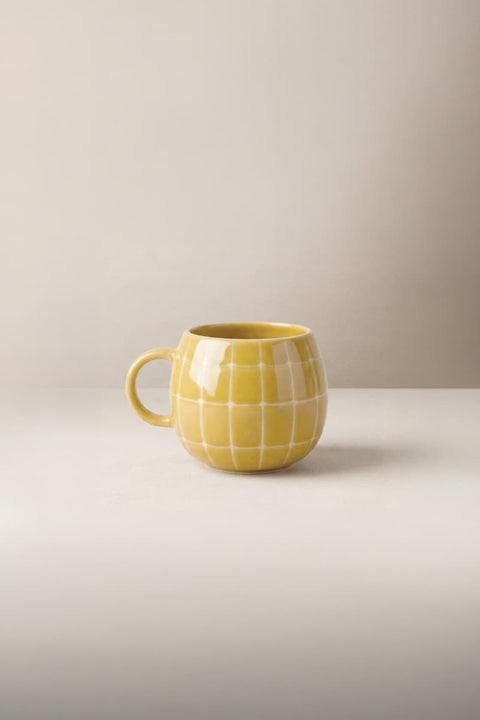 Pool Stoneware Mug Amber egg back home, mit Tee befüllt auf sonnigem Tisch, 250 ml, warmer Senfton trifft Retro-Poolkacheln